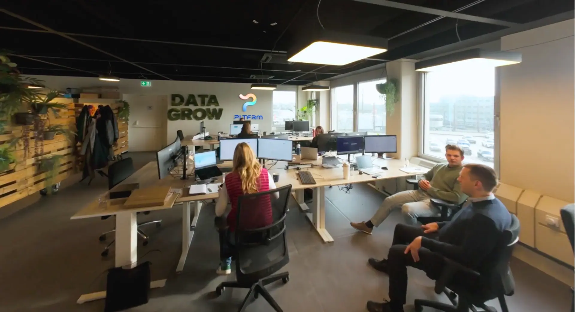 Collega's aan het werk op het PLTFRM kantoor