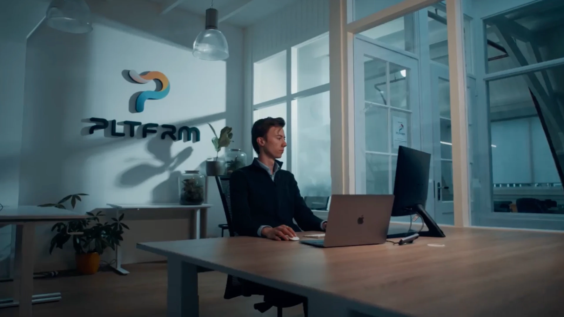 Lars aan zijn bureau in het kantoor van PLTFRM